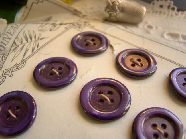 Joli ancien bouton bourelet en nacre (burgau) violet irisé, en 17mm