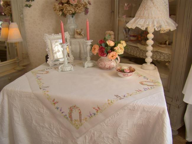 Romantique petite nappe brodée d'un jardin anglais aux couleurs acidulées