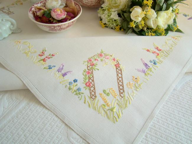 Romantique petite nappe brodée d'un jardin anglais aux couleurs acidulées