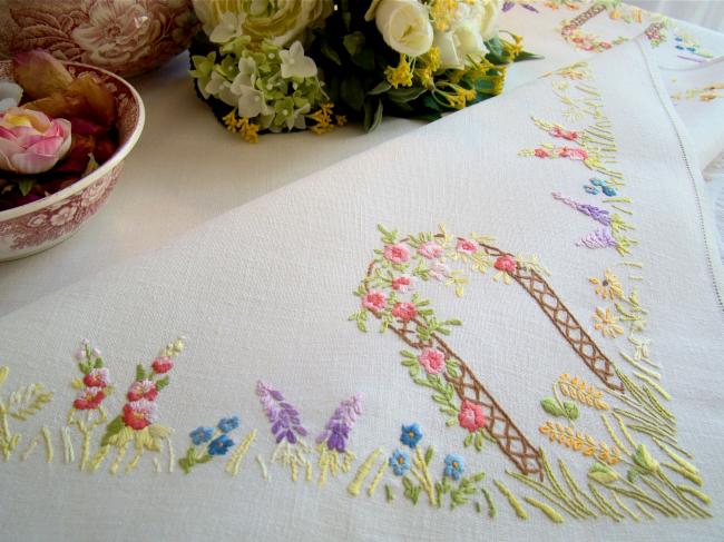 Romantique petite nappe brodée d'un jardin anglais aux couleurs acidulées