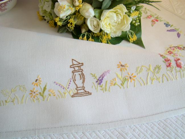 Romantique petite nappe brodée d'un jardin anglais aux couleurs acidulées