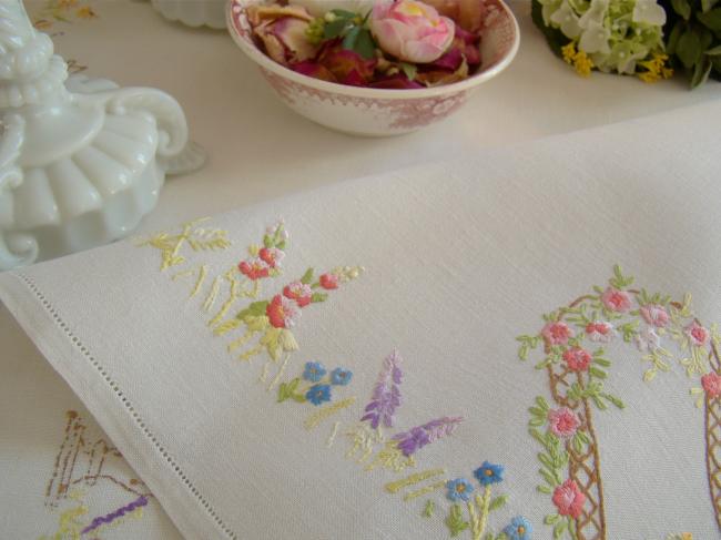 Romantique petite nappe brodée d'un jardin anglais aux couleurs acidulées