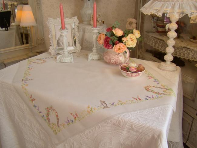 Romantique petite nappe brodée d'un jardin anglais aux couleurs acidulées