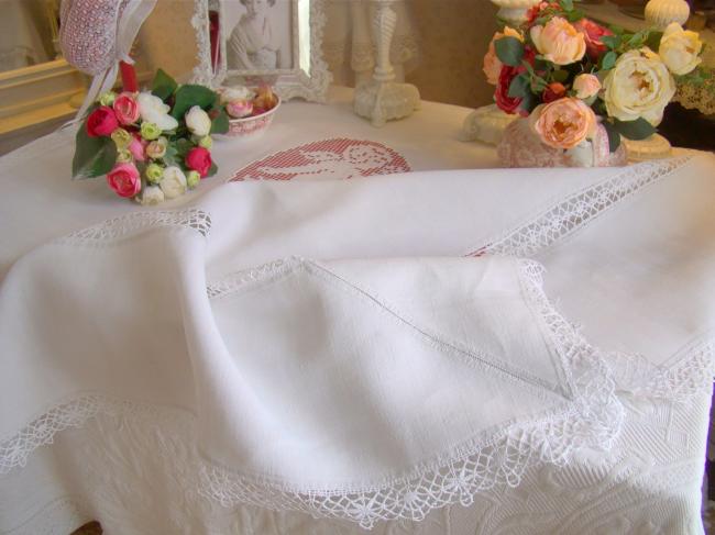 Très belle nappe en lin, Angelot en dentelle de filet &  dentelle de Cluny