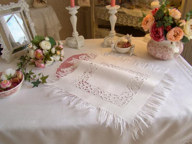 Merveilleux centre de table en lin granité et superbe broderie Richelieu