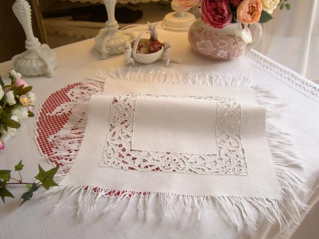 Merveilleux centre de table en lin granité et superbe broderie Richelieu