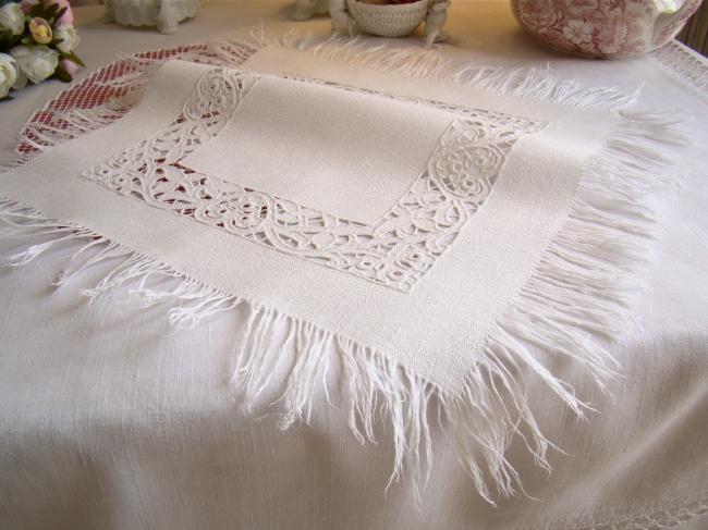 Merveilleux centre de table en lin granité et superbe broderie Richelieu