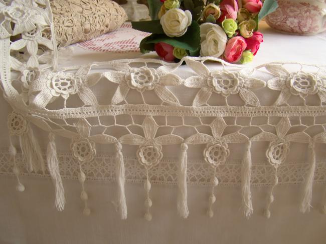 Magnifique ancien bas de rideau en dentelle main, décor fleurs et pompons