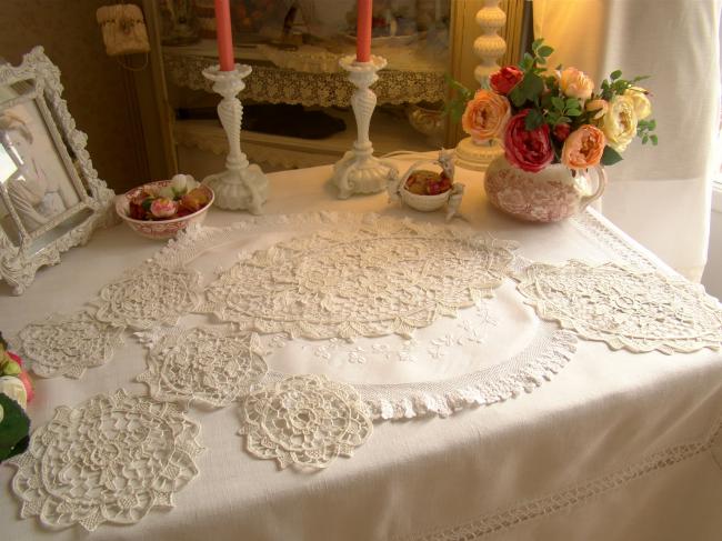 Très beau lot de napperons et centres de table en dentelle de Venise 1920