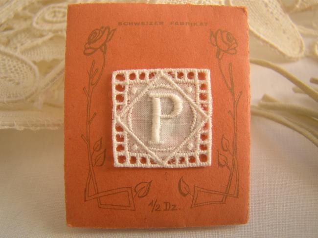 Joli monogramme P dans un cartouche ajouré de fine batiste 1900-20