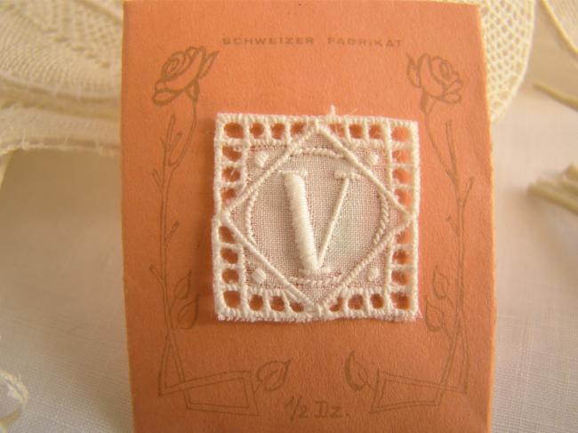 Joli monogramme V dans un cartouche ajouré de fine batiste 1900-20