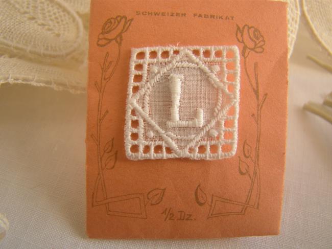 Joli monogramme L dans un cartouche ajouré de fine batiste 1900-20