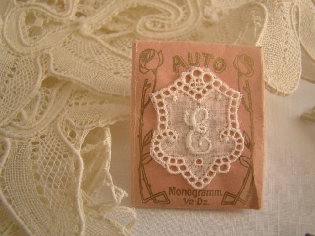 Merveilleux monogramme E dans un cartouche ajouré en fine batiste 1900-20