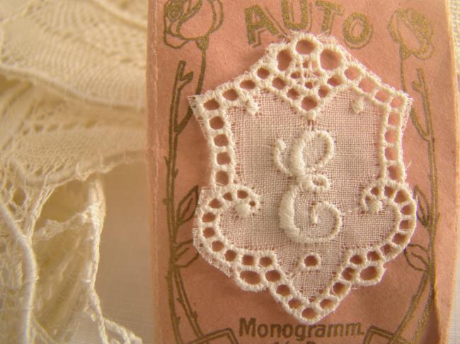 Merveilleux monogramme E dans un cartouche ajouré en fine batiste 1900-20