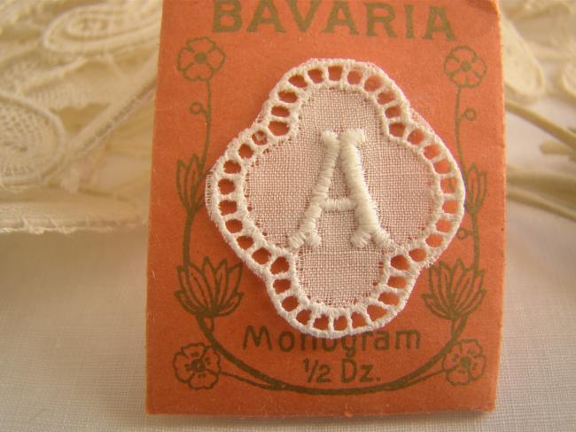 Adorable monogramme A dans un cartouche ajouré de fine batiste 1900-20