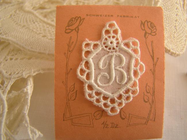 Superbe monogramme B dans un cartouche ajouré de fine batiste 1900-20