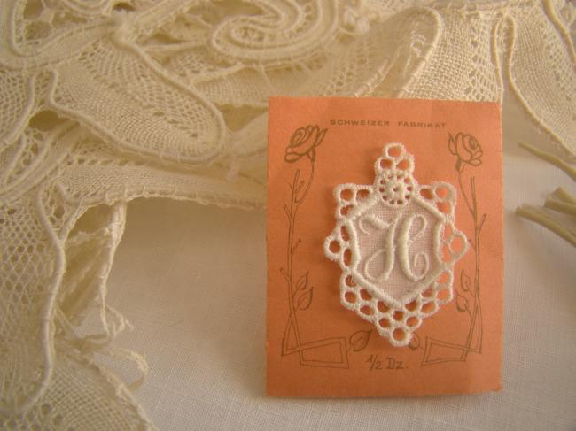 Superbe monogramme H dans un cartouche ajouré de fine batiste 1900-20