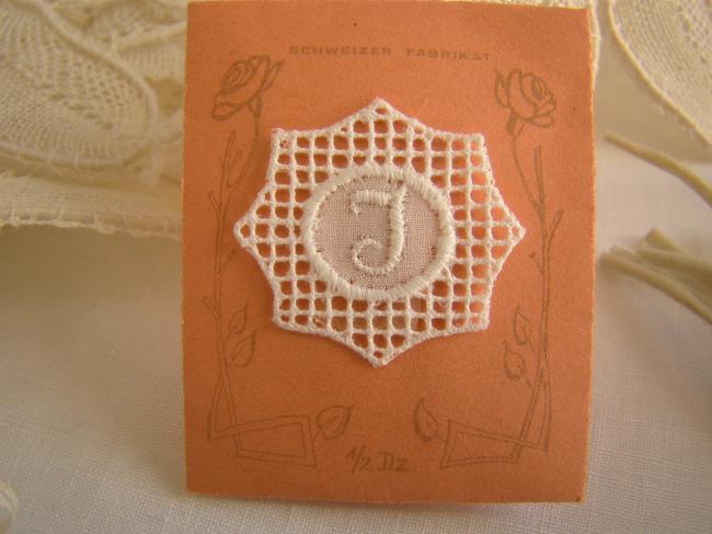 Superbe monogramme J dans un cartouche ajouré de fine batiste 1900-20