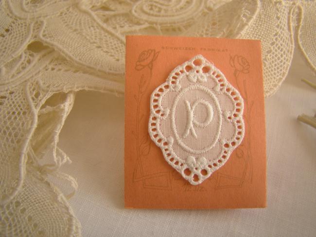 Somptueux monogramme P dans un cartouche ajouré de fine batiste 1900-20