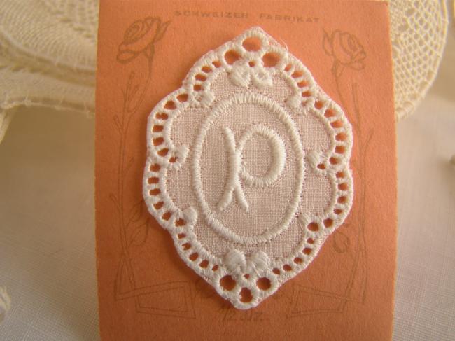 Somptueux monogramme P dans un cartouche ajouré de fine batiste 1900-20