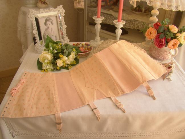 Très beau corset ancien rose saumon à fleurs époque 1930, jamais utilisé