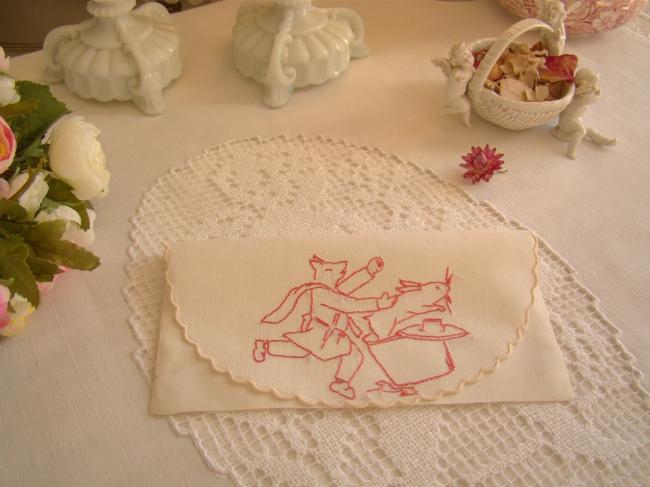 Amusante pochette range-serviette brodée d'un lapin & loup déguisé