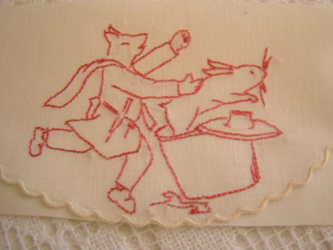 Amusante pochette range-serviette brodée d'un lapin & loup déguisé