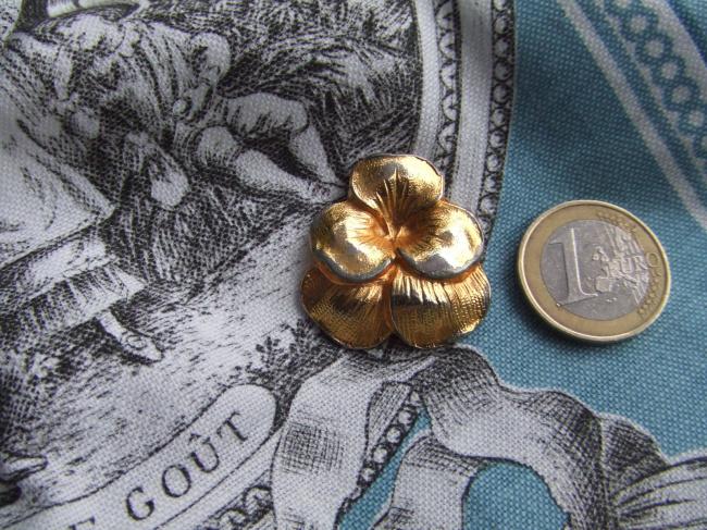 Merveilleux bouton  (Carine) en métal doré en forme de grosse fleur