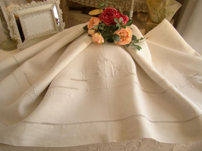 Beau drap en pur fil brodé de feuilles d'acanthe et rivières ajourées, mono SM