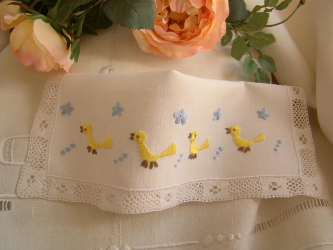 Adorable pochette range-serviette brodée de poussins jaunes