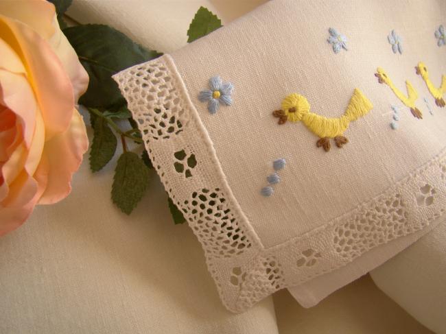 Adorable pochette range-serviette brodée de poussins jaunes