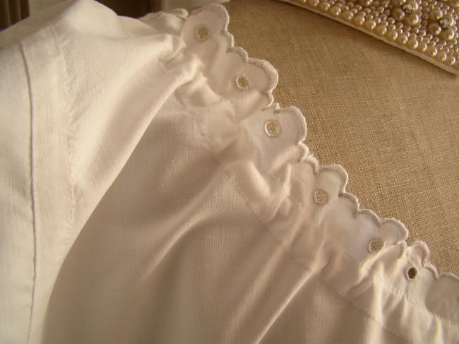 Gracieuse chemise de nuit en pure batiste de lin avec bordure festonnée 1900