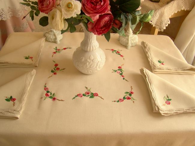 Très beau service de table en lin brodé de roses, jamais utilisé 1940-50