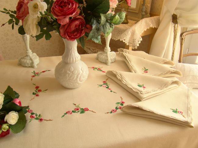 Très beau service de table en lin brodé de roses, jamais utilisé 1940-50