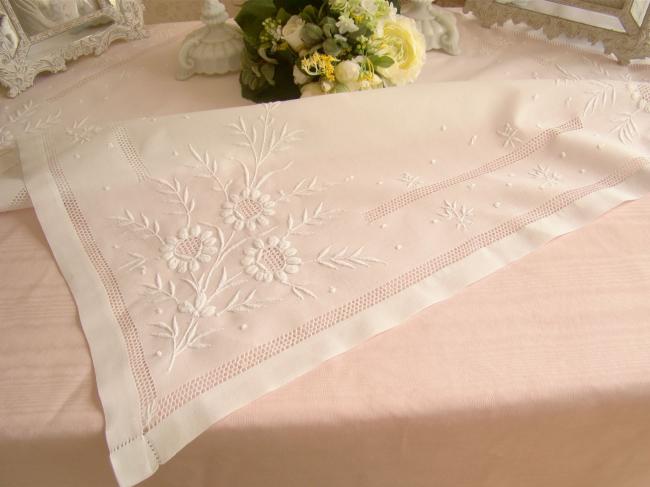 Merveilleuse nappe en voile brodée de merveilleuses fleurs ajourées 1880