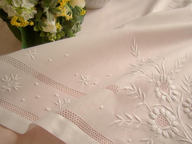 Merveilleuse nappe en voile brodée de merveilleuses fleurs ajourées 1880