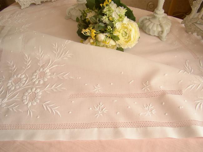 Merveilleuse nappe en voile brodée de merveilleuses fleurs ajourées 1880