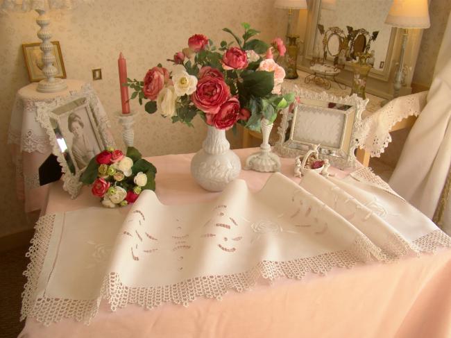 Joli dessus de buffet en lin brodé de roses et motif Richelieu, dentelle Irlande