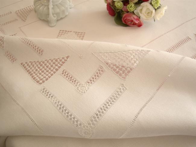 Merveilleuse nappe en lin granité avec superbe travail ajouré, monogramme HV