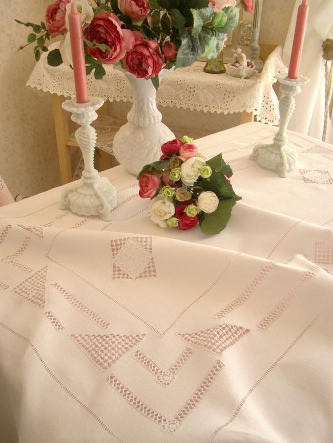 Merveilleuse nappe en lin granité avec superbe travail ajouré, monogramme HV