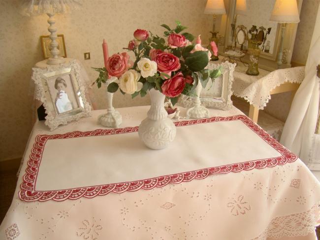 Superbe chemin de table en lin granité avec broderie rouge à la Richelieu