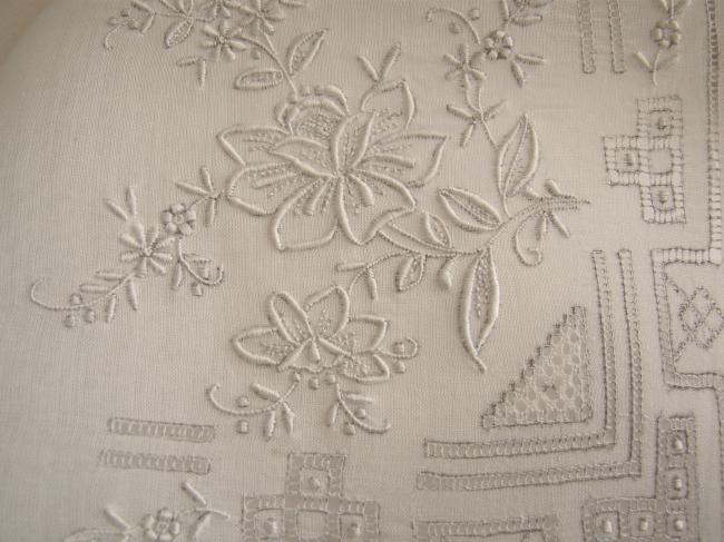Magnifique mouchoir en linon avec riche décor floral ajouré & rinceaux de fleurs