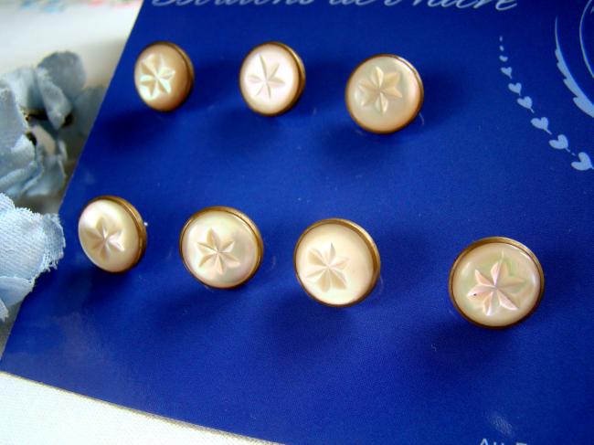 Belle collection de 7 boutons anciens en nacre irisée,  sertis de cuivre 1900