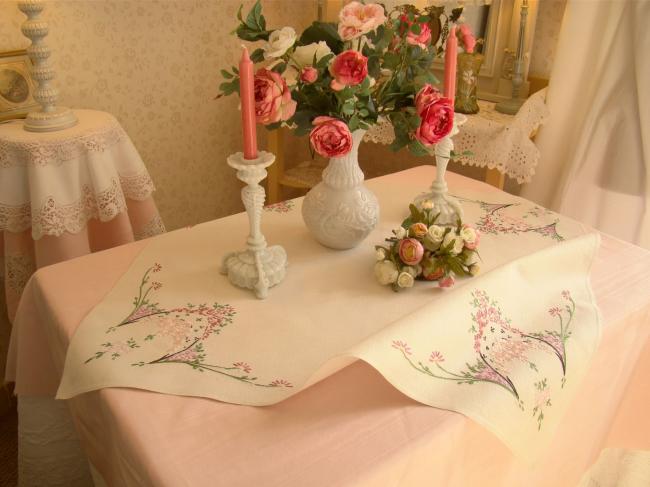 Romantique petite nappe en lin, brodée d'arches fleuries en mauve et vieux rose