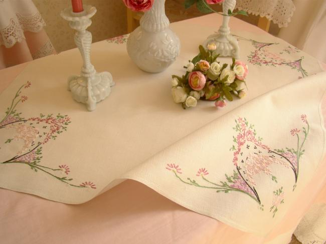 Romantique petite nappe en lin, brodée d'arches fleuries en mauve et vieux rose