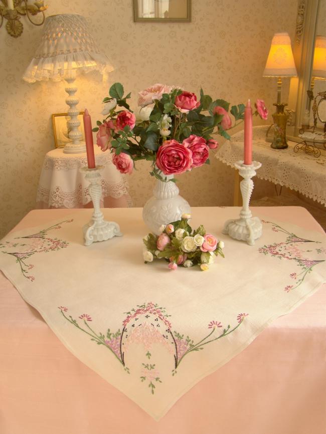 Romantique petite nappe en lin, brodée d'arches fleuries en mauve et vieux rose