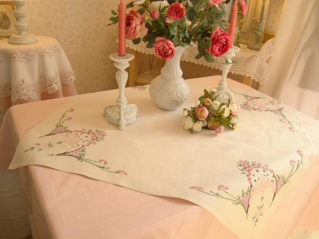 Romantique petite nappe en lin, brodée d'arches fleuries en mauve et vieux rose