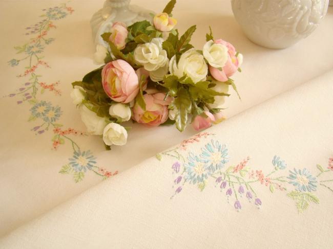 Gracieuse petite nappe en lin, brodée d'une couronne de fushias et campanule