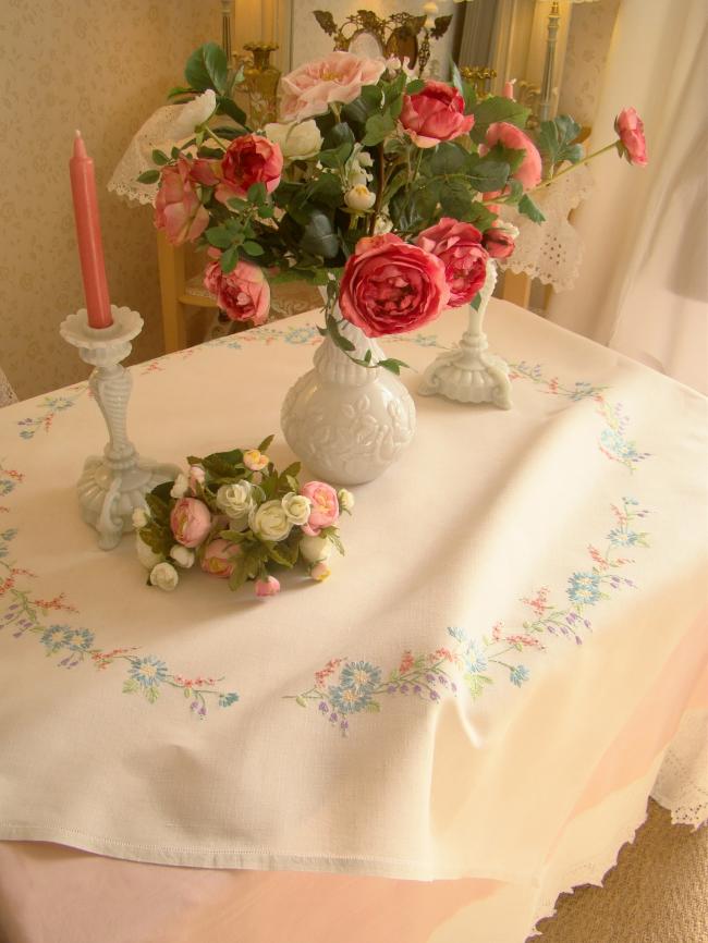 Gracieuse petite nappe en lin, brodée d'une couronne de fushias et campanule