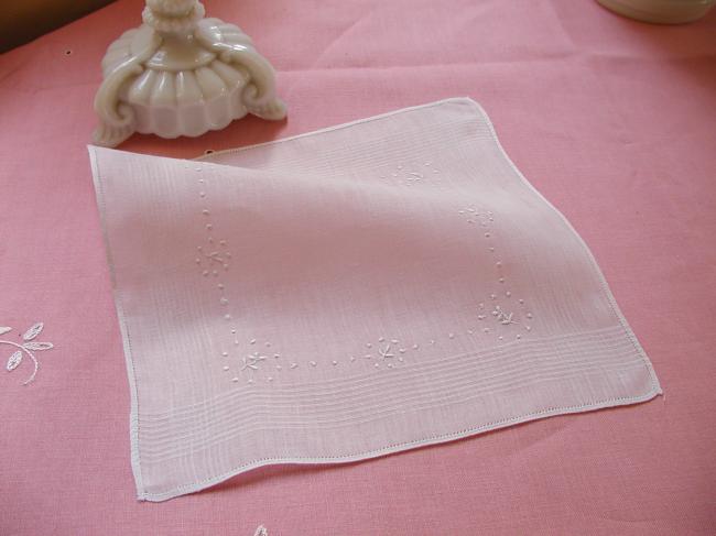 Superb handkerchief in batiste of linen with handmade floral embroidery